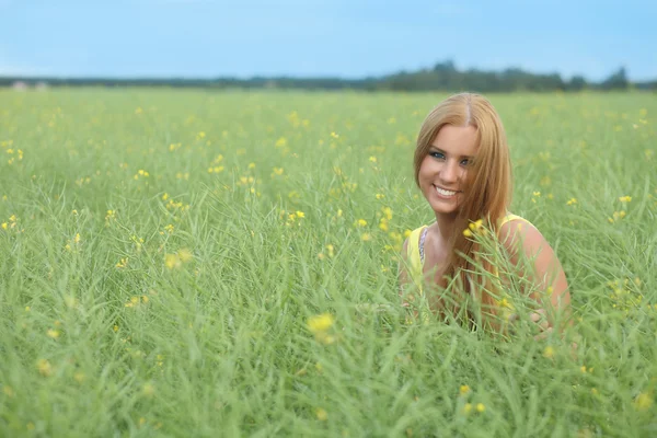 Ung glad kvinna i grönt fält — Stockfoto