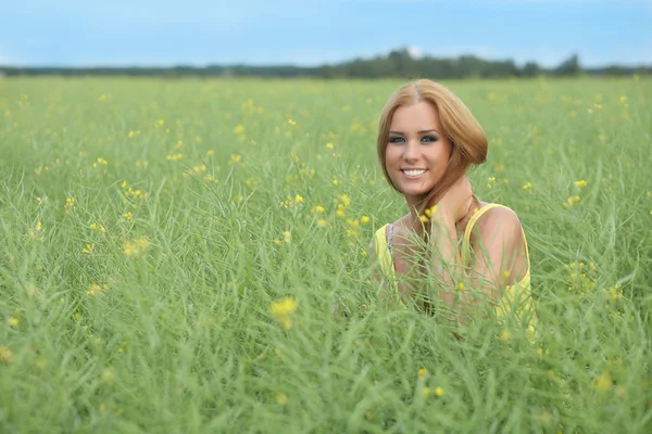 Ung glad kvinna i grönt fält — Stockfoto
