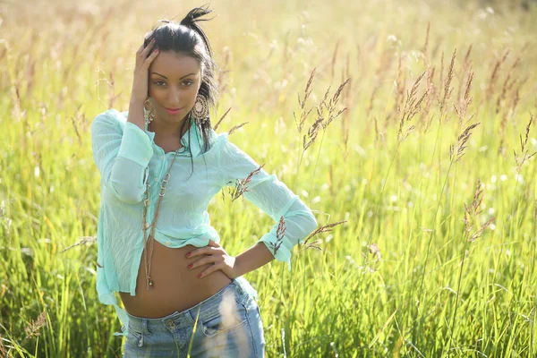 Schöne junge Frau posiert auf dem Gras — Stockfoto