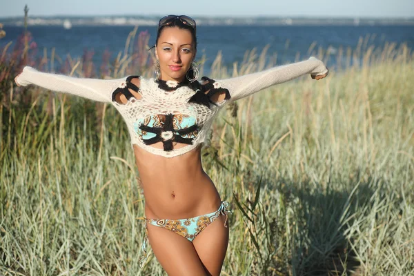 Beautiful girl at the sea arms outstretched — Stock Photo, Image