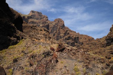 Los Gigantes kayalıklarla