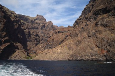 Los Gigantes kayalıklarla