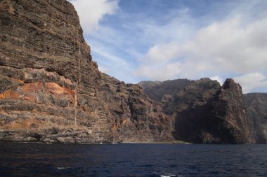 Los Gigantes kayalıklarla