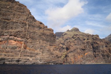 Los Gigantes kayalıklarla