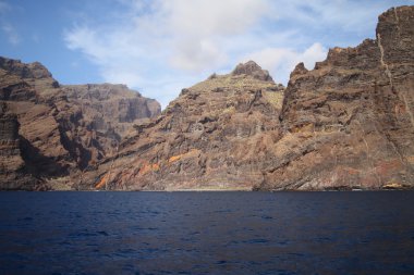 Los Gigantes kayalıklarla