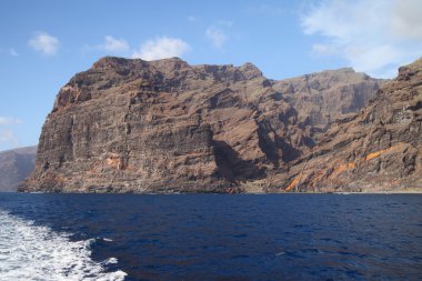 Los Gigantes kayalıklarla
