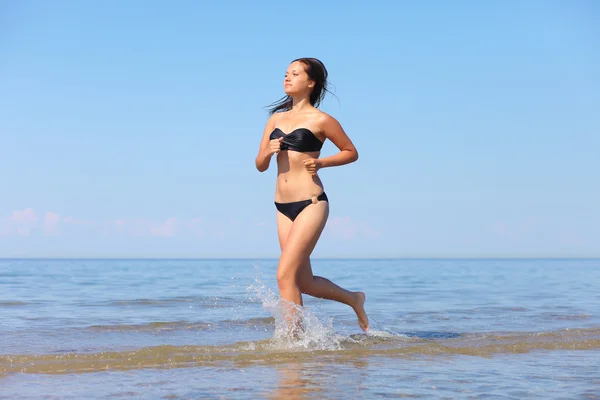 Donna che corre in acqua — Foto Stock