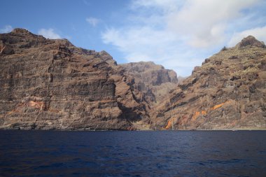 Los Gigantes kayalıklarla
