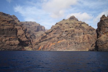 Los Gigantes kayalıklarla