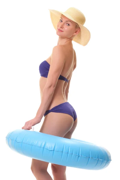 Mujer en bikini sosteniendo anillo de natación — Foto de Stock
