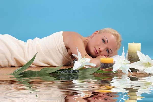Woman relaxing in spa — Stock Photo, Image