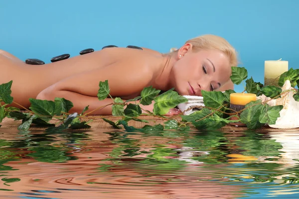 Femme relaxante dans un spa — Photo