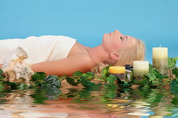 Mujer relajándose en un spa — Foto de Stock