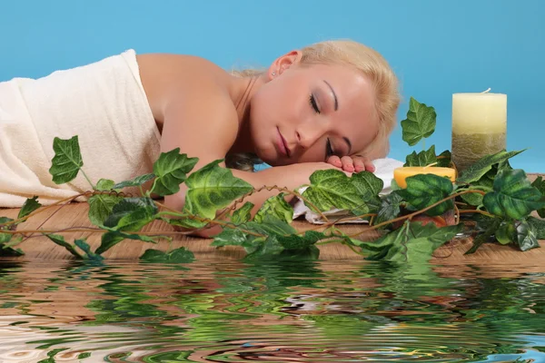 Vrouw ontspannen in een spa — Stockfoto