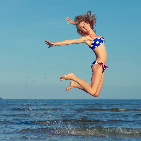 性格开朗的女孩，在海上跳跃 — 图库照片