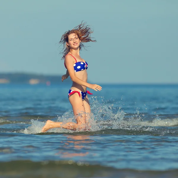 Kvinna kör i vattnet — Stockfoto
