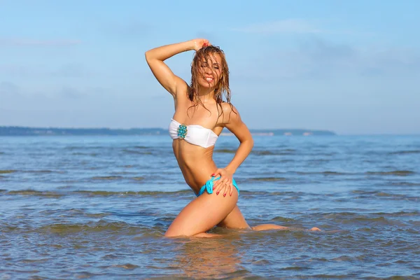 Giovane ragazza sexy in costume da bagno al mare — Foto Stock