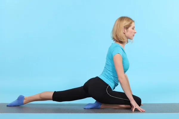 Flexibla flicka gör yoga — Stockfoto