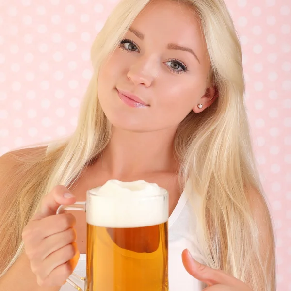 Jonge vrouw met een biertje — Stockfoto