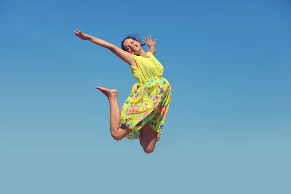 Young woman in summer dress jumping — Stock Photo, Image