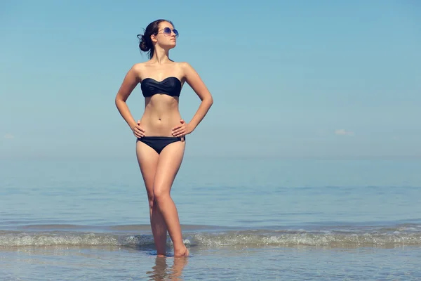 Sexy dziewczyna w strój kąpielowy w morzu — Zdjęcie stockowe