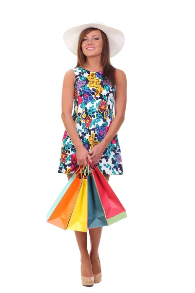 Porträt einer jungen glücklich lächelnden Frau mit Einkaufstüten — Stockfoto