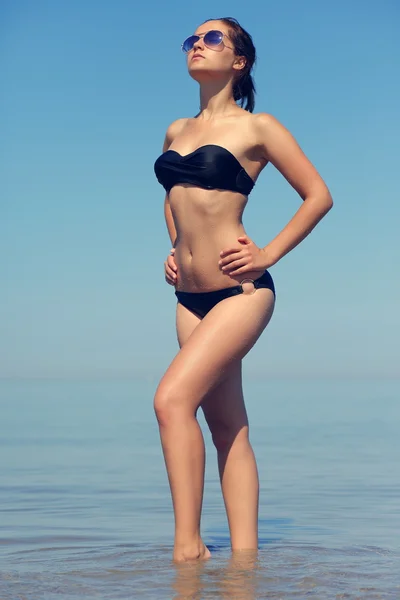 Сексуальная девушка в купальнике у моря — стоковое фото