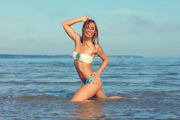Giovane ragazza sexy in costume da bagno al mare — Foto Stock