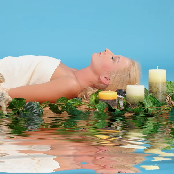 Woman relaxing in a spa — Stock Photo, Image