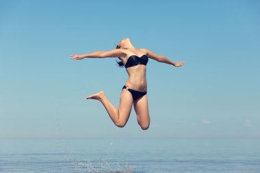 güzel genç kız denize atlama