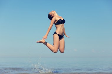 güzel genç kız denize atlama