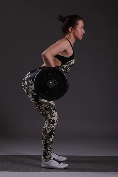 Fitness tjej liftings vikter — Stockfoto