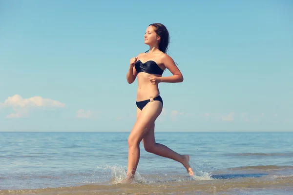 Mujer corriendo en el agua —  Fotos de Stock