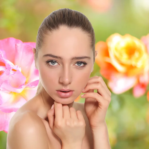 Gezicht van jonge mooie vrouw — Stockfoto