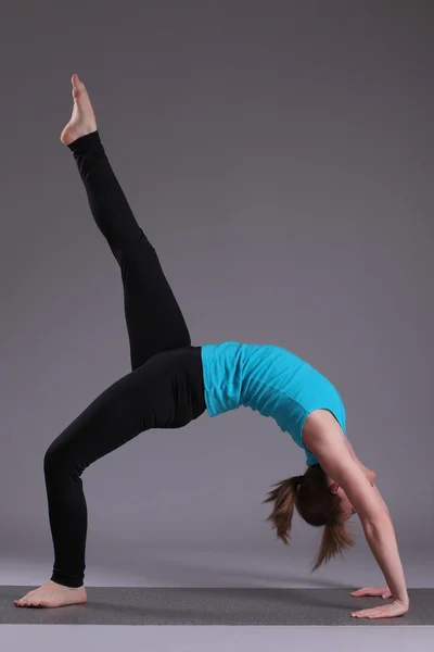 Perempuan pelatihan yoga — Stok Foto