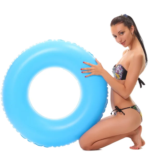 Vrouw in bikini houden zwemmen ring — Stockfoto