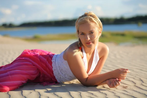 Dívka na písku. — Stock fotografie