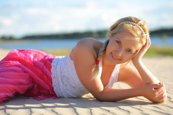 Mädchen auf dem Sand. — Stockfoto