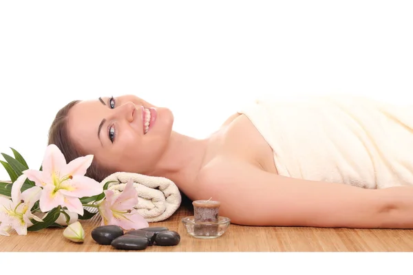 Bela mulher relaxante no spa. isolado em branco — Fotografia de Stock