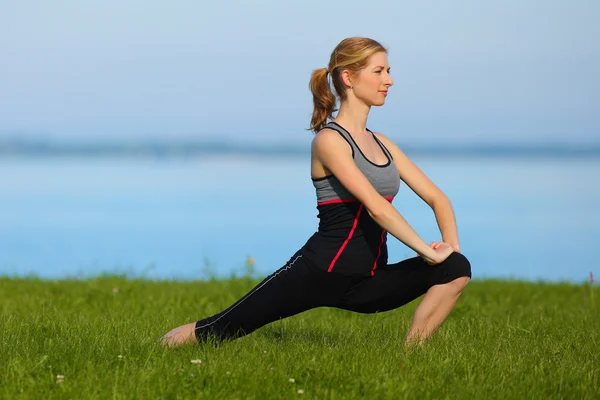 Gymnastik vid havet — Stockfoto