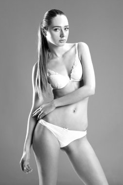 genç kadın stand iç çamaşırı 