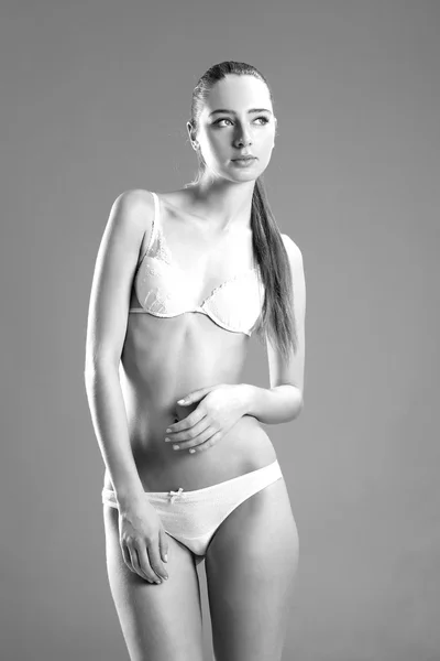 Jovem mulher stand em lingerie — Fotografia de Stock