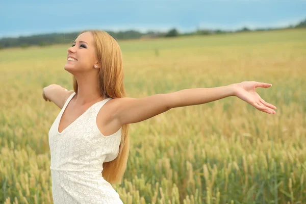 Mujer feliz libre —  Fotos de Stock