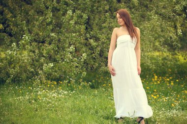 doğa üzerinde güzel bir kız portresi