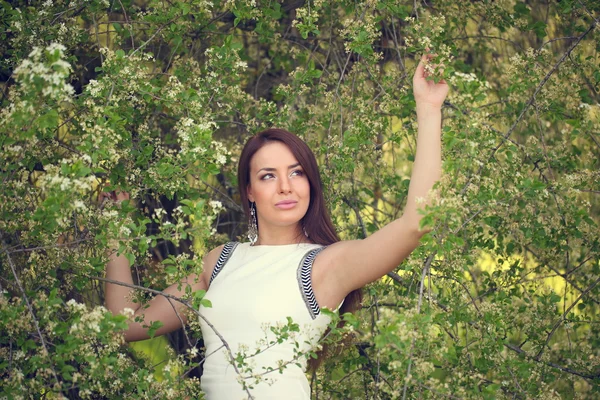 Portrait d'une belle fille sur la nature — Photo