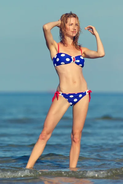 Giovane ragazza sexy in costume da bagno al mare — Foto Stock