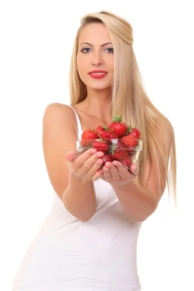 Schöne junge blonde Frau mit Erdbeere — Stockfoto