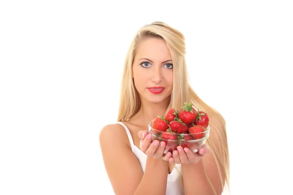 Hermosa joven rubia con fresa — Foto de Stock