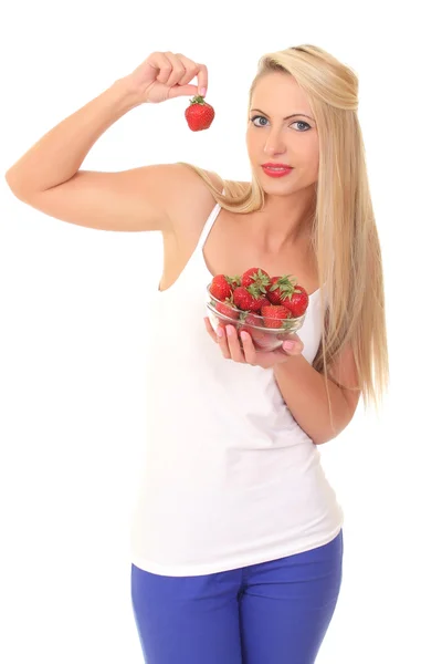 Bella giovane donna bionda con fragola — Foto Stock