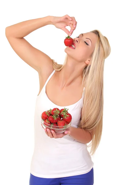 Bella giovane donna bionda con fragola — Foto Stock